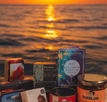 Foto de selección de latas gourmet para travesía en barco