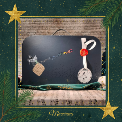 Cesta regalo Macarena en forma de maleta con decoración musical