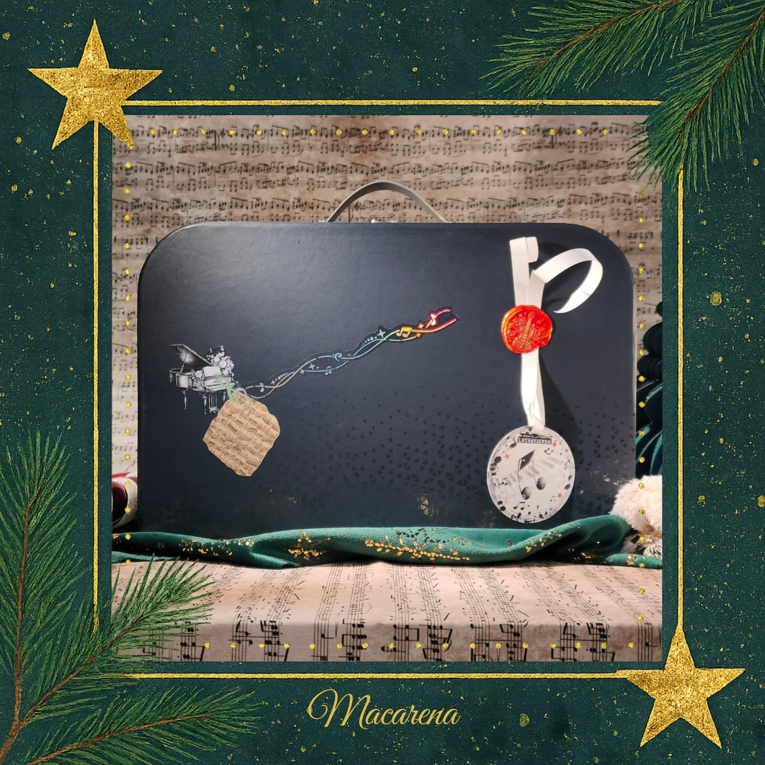 CEsta regalo macarena Cesta regalo Macarena en forma de maleta con decoración musical