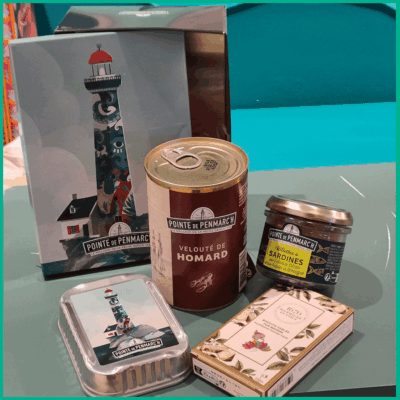 Caja regalo Mar de tinta con ilustración de faro y selección de conservas