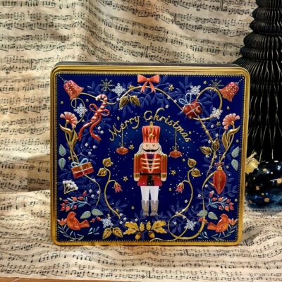 Caja metálica en azukes con la figura del cascanueces central