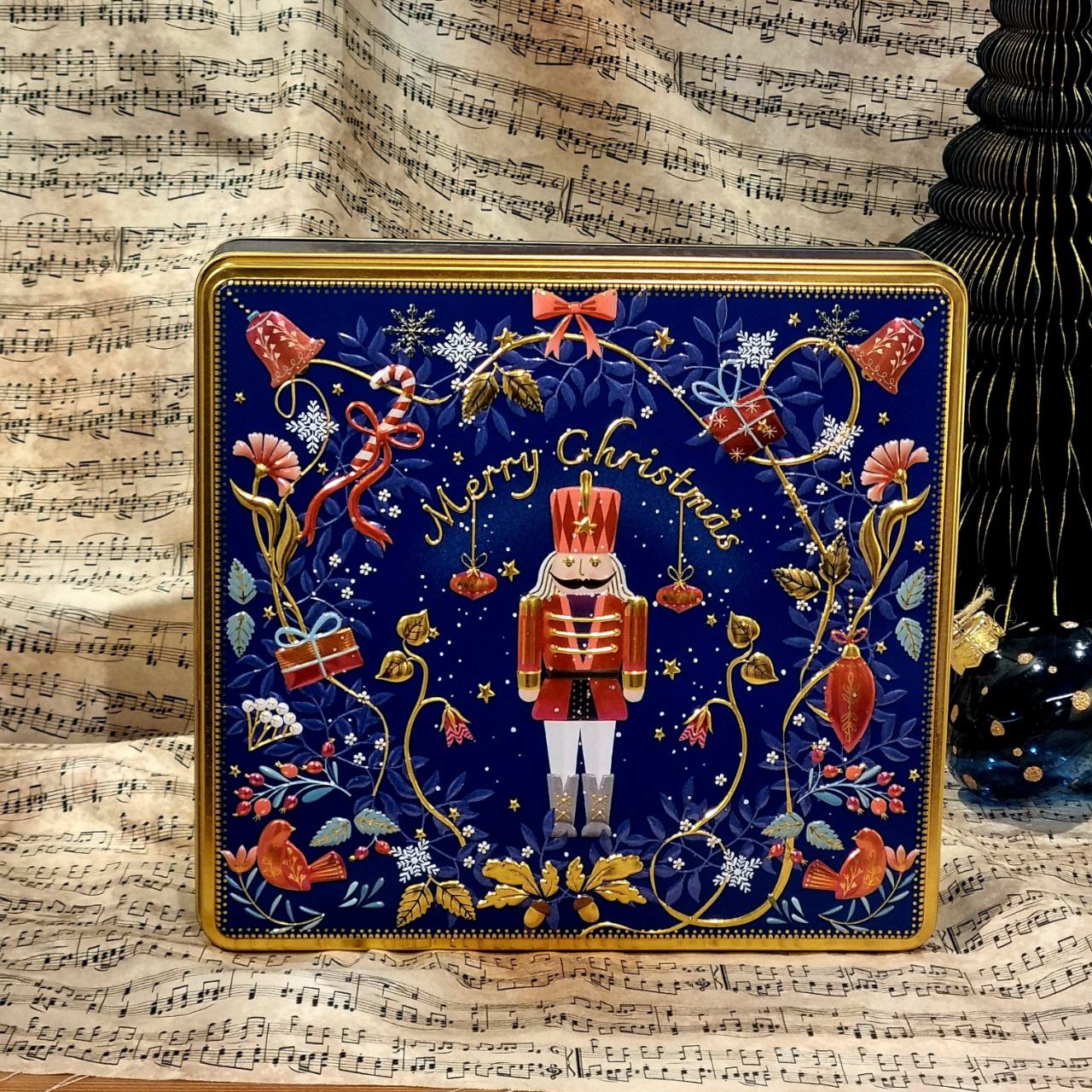 Caja metálica en azukes con la figura del cascanueces central