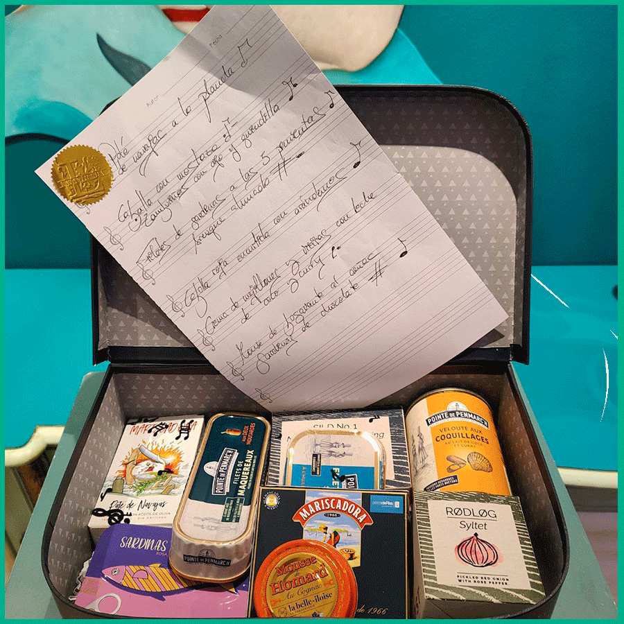 caja de regalo con conservas gourmet creando una sinfonía de sabores