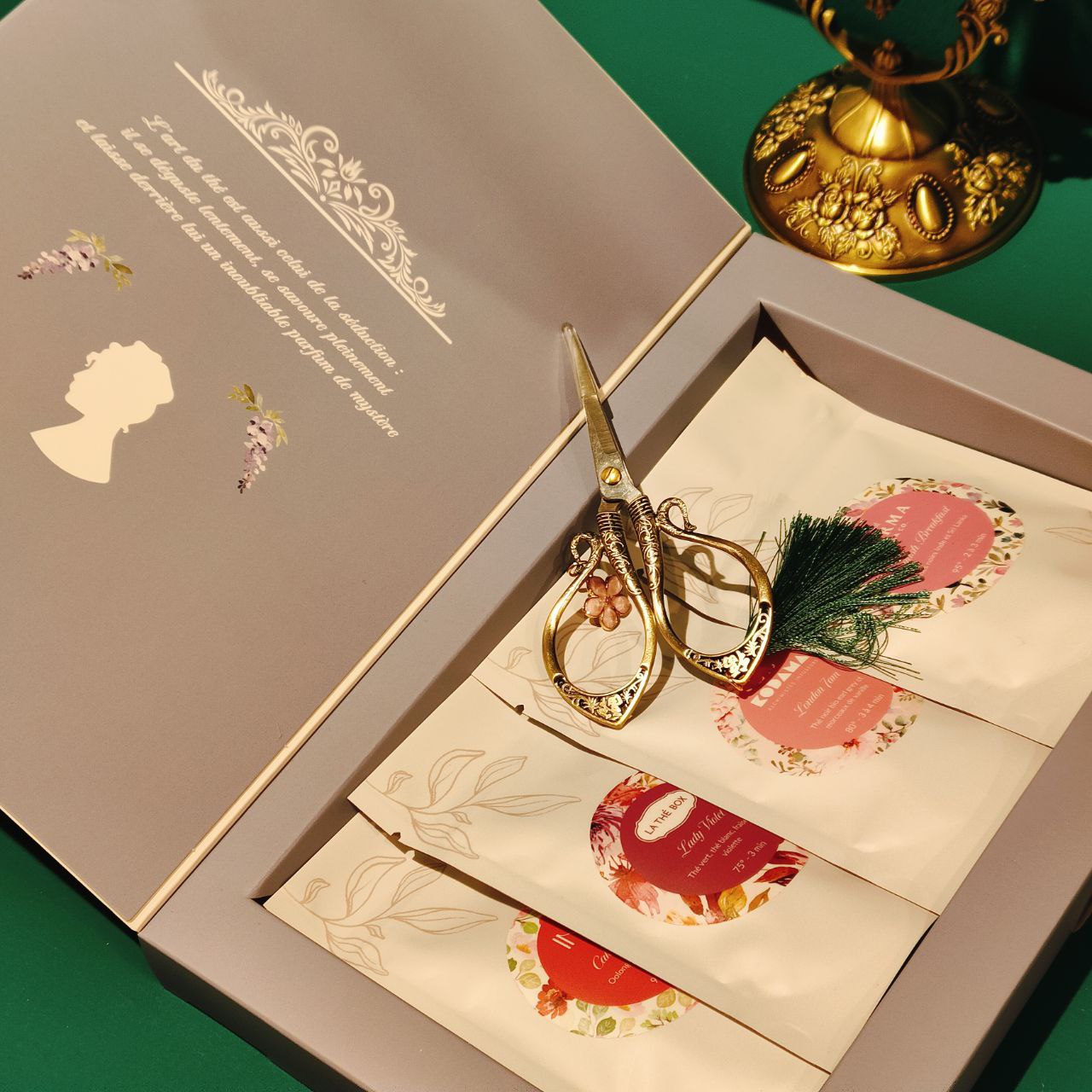 Caja de tés Los secretos de Lady W" abierta