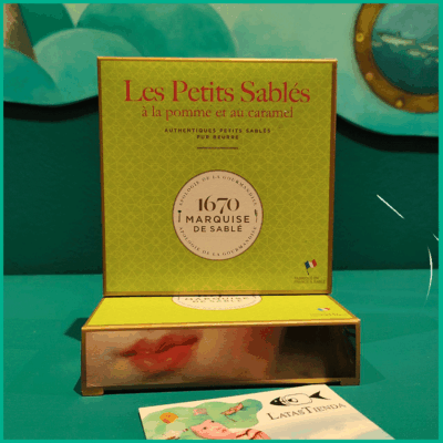 caja de galletas de mantequilla con manzan y caramelo