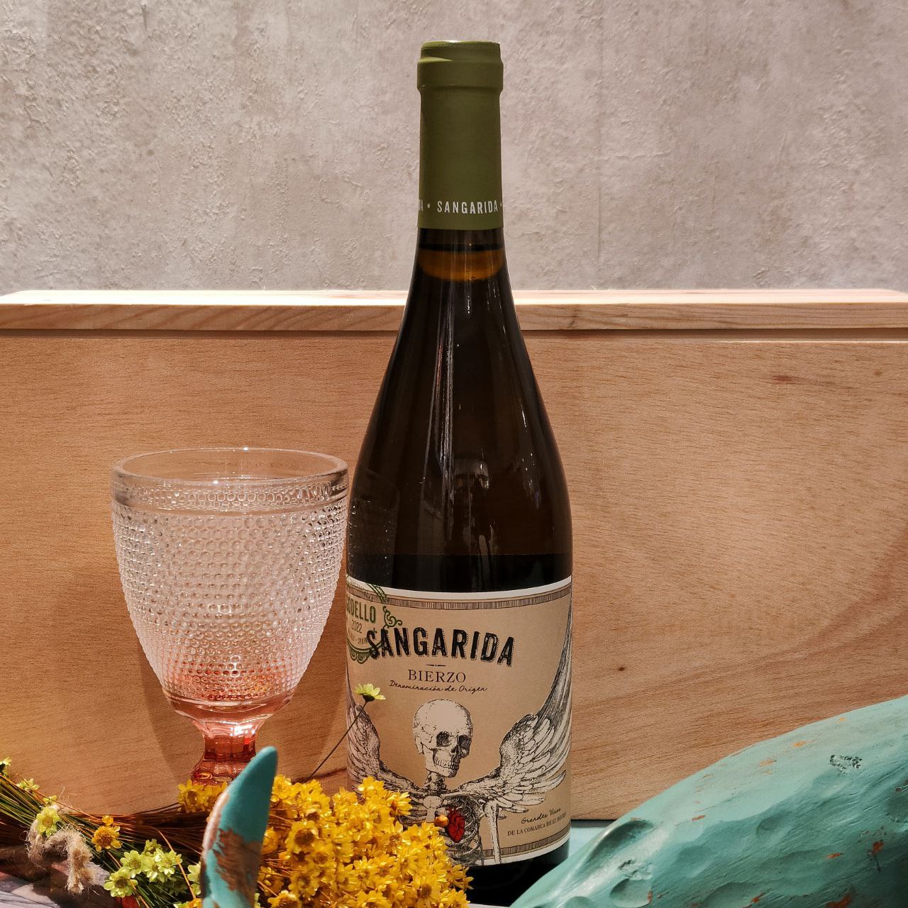 Botella de godello Sangarida con DO Bierzo