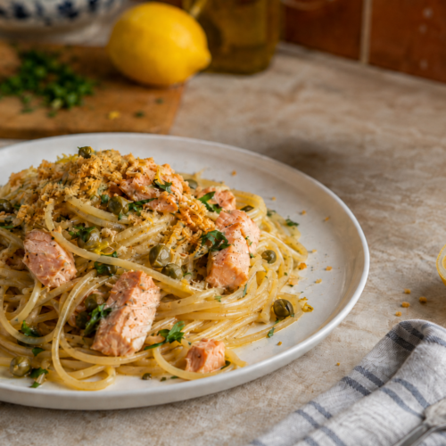 plato de pasta con salmón salvaje y limón